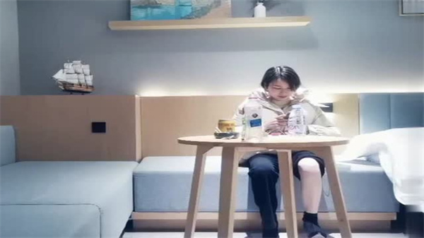 文轩探花独家：极品嫩模浅笑勾魂，雪白嫩穴被狂爆内射，汁水四溅